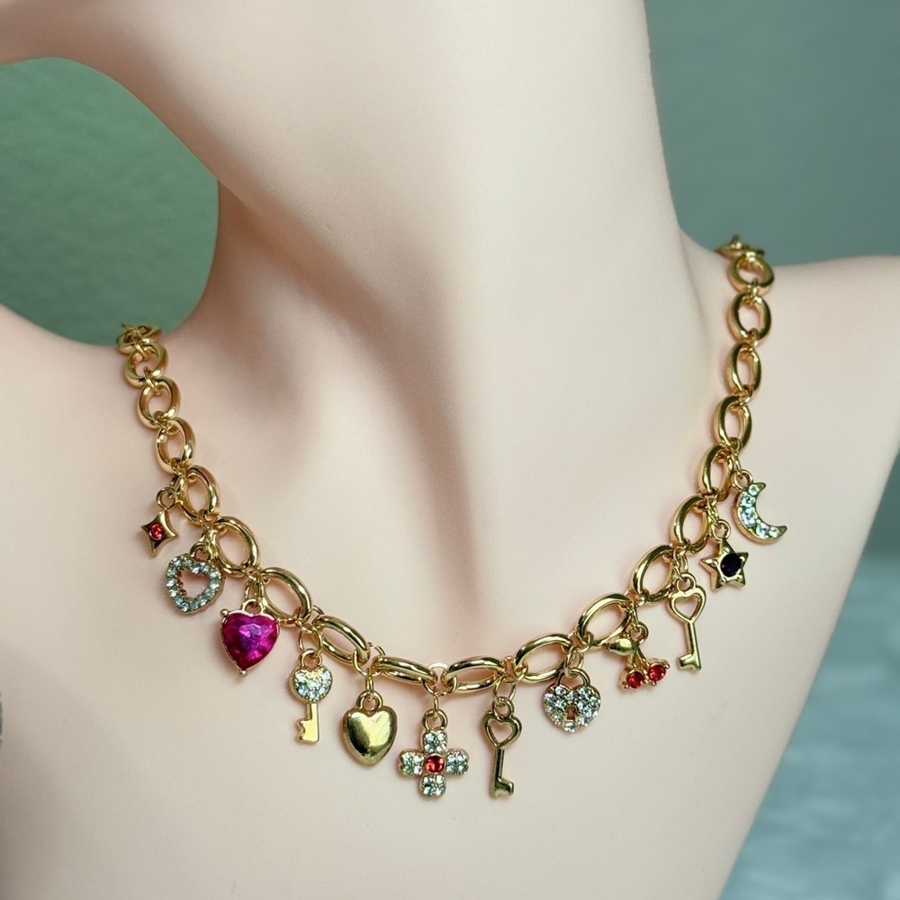 Chic Gold Charm Necklace with Red and Pink Details - Picture 4 of 6